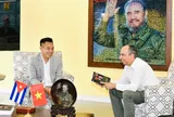 Đại sứ quán Cuba tại Việt Nam tiếp nhận tác phẩm "Fidel Castro Ruz - Cuba trong trái tim người Việt"