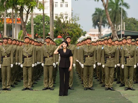 Doanh nhân Trần Thị Lan – Giám đốc Công ty Cổ phần Thương mại Cung ứng Nhân lực Việt – Hàn thăm hỏi, trao quà cho lực lượng A80 Bộ Công An