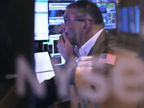 Lạm phát tăng vượt dự báo, Dow Jones giảm gần 200 điểm