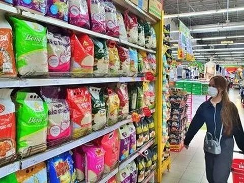 Bán lẻ trong nước khi giá gạo tăng: Chợ tăng giá nhẹ, siêu thị bình ổn