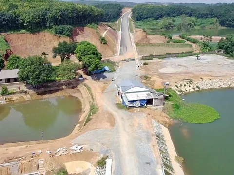 Cận cảnh ngôi nhà nằm giữa đường nghìn tỷ ở Phú Thọ