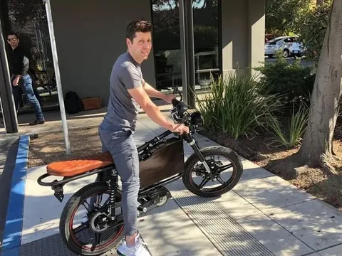 Bất ngờ: Dat Bike "flex" cha đẻ ChatGPT Sam Altman chính là một trong những người đầu tiên lái thử xe máy điện Việt từ 6 năm trước