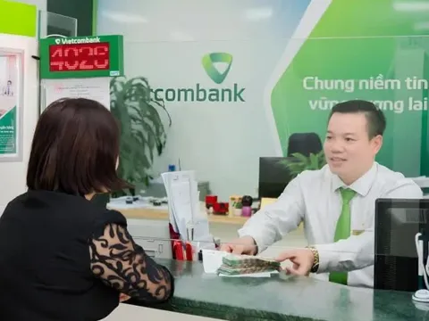 Khách đòi tất toán trước hạn 2 sổ tiết kiệm, giao dịch viên khuyên ngăn mãi không được và cái kết bất ngờ