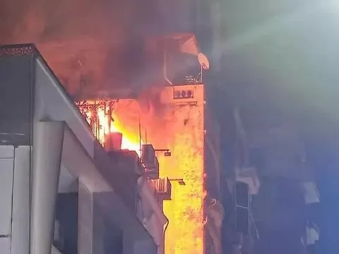 Hà Nội: Cháy nhà 4 tầng trong đêm, lửa đỏ rực, hàng xóm lo cháy lan