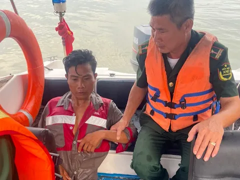 Lực lượng biên phòng cứu thành công người bị trôi trên sông Soài Rạp