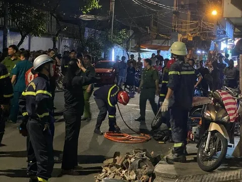 Cảnh sát thức trắng 2 đêm để giải cứu người mắc kẹt giữa hai bức tường