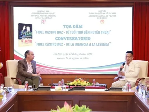 Tác giả Vương Xuân Nguyên với ấn phẩm Fidel Castro Ruz - Cuba trong trái tim nhân dân Việt Nam